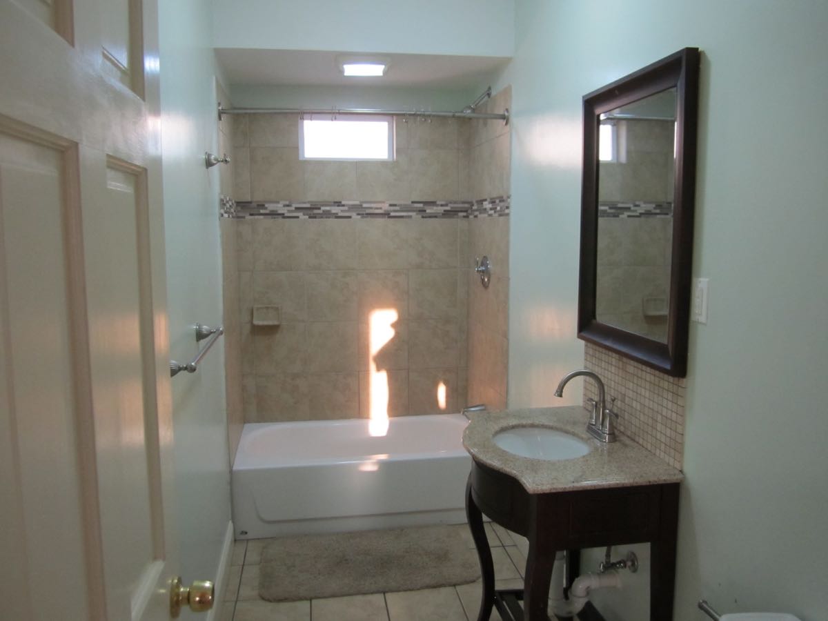Full bathroom at 18 Home Street, Apartment 3